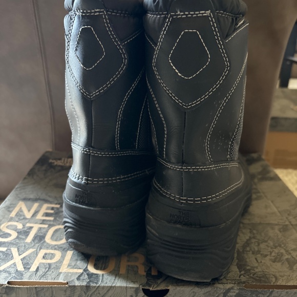 ❄️ The North Face Youth Winter Boots -size 6 - Picture 2 of 8